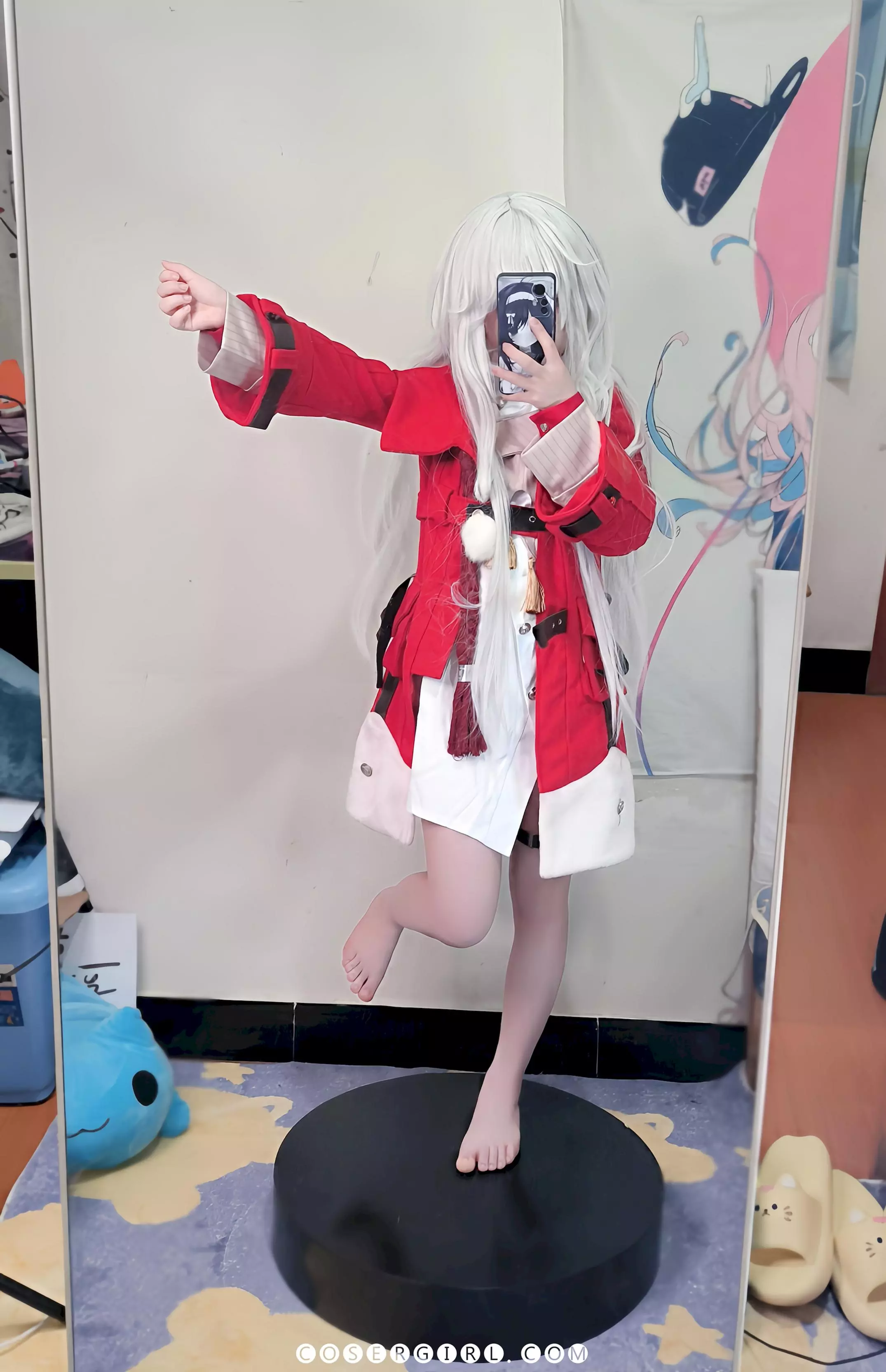 ran3扮演的克拉拉跪坐在地毯上,双手在胸前比心,对着镜子自拍。