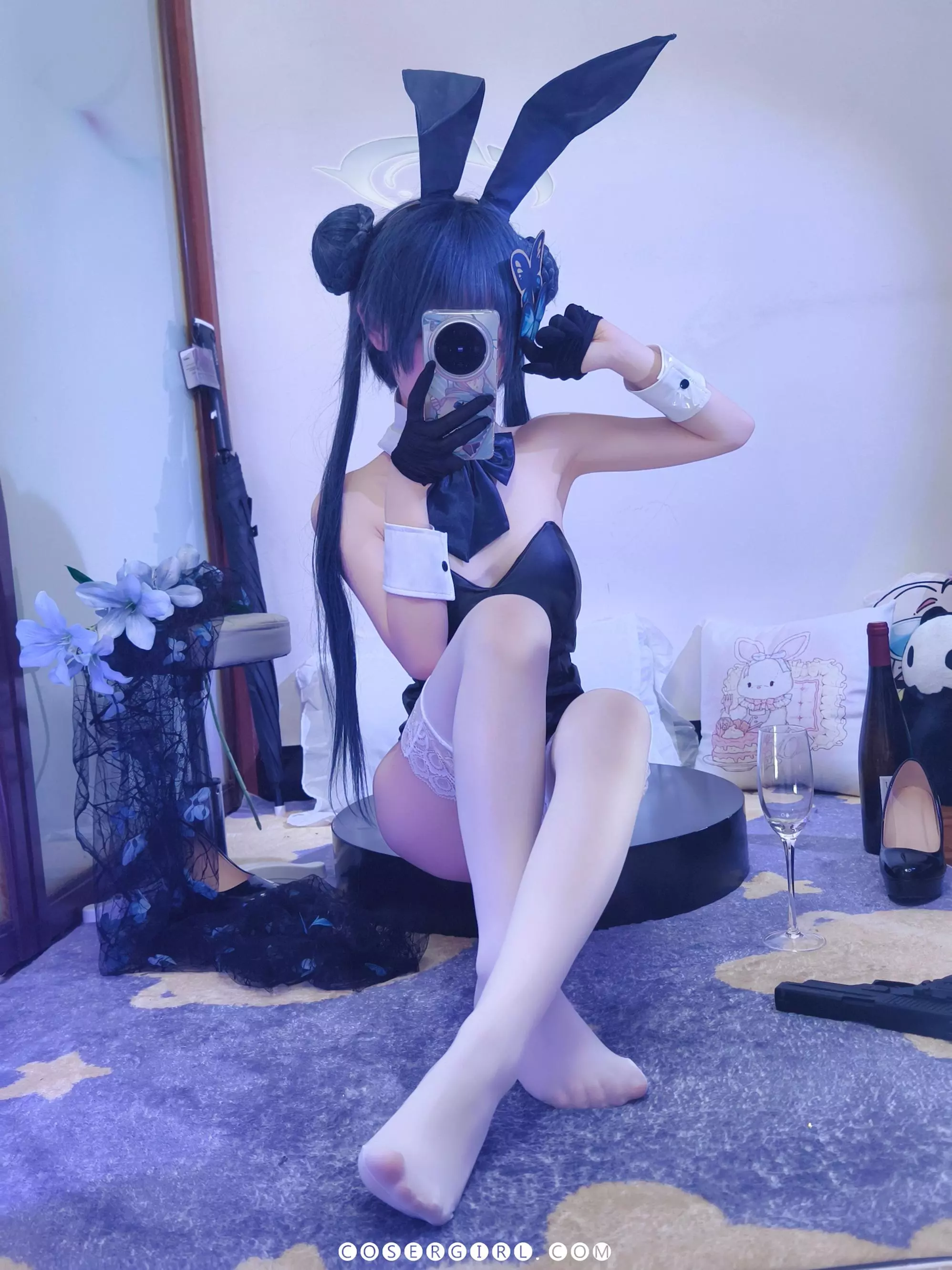 ran3扮演的妃咲兔女郎坐在地上,对着镜子自拍,镜中反射出她穿着白色长筒袜的双脚。