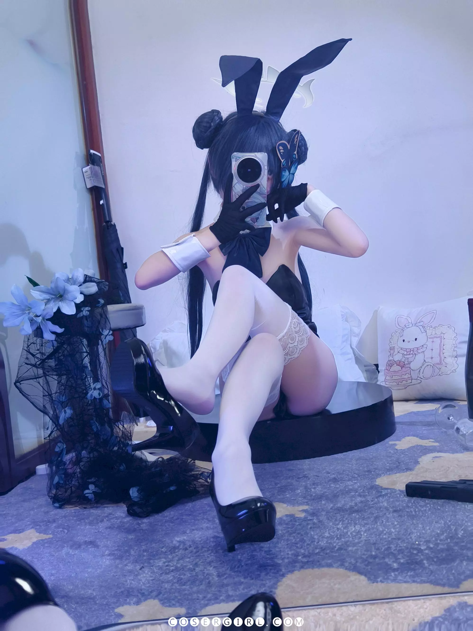 ran3扮演的妃咲兔女郎坐在地毯上,一手拿着手机自拍,一手扶着旁边的空酒杯,姿态放松。