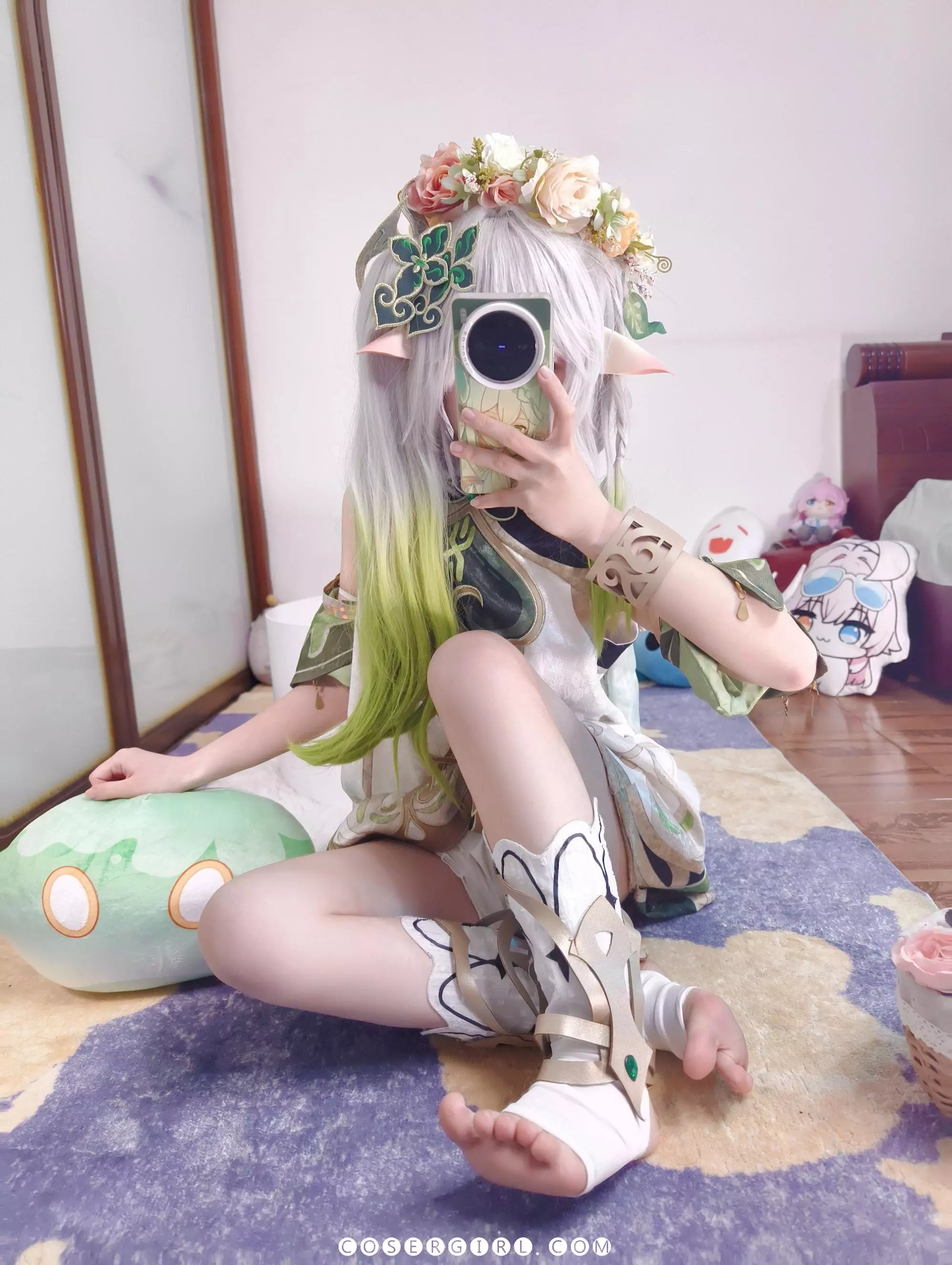 ran3扮演的纳西妲坐在地上张开双腿,对着镜子自拍,缠着绷带的脚底完全展现在镜头前。