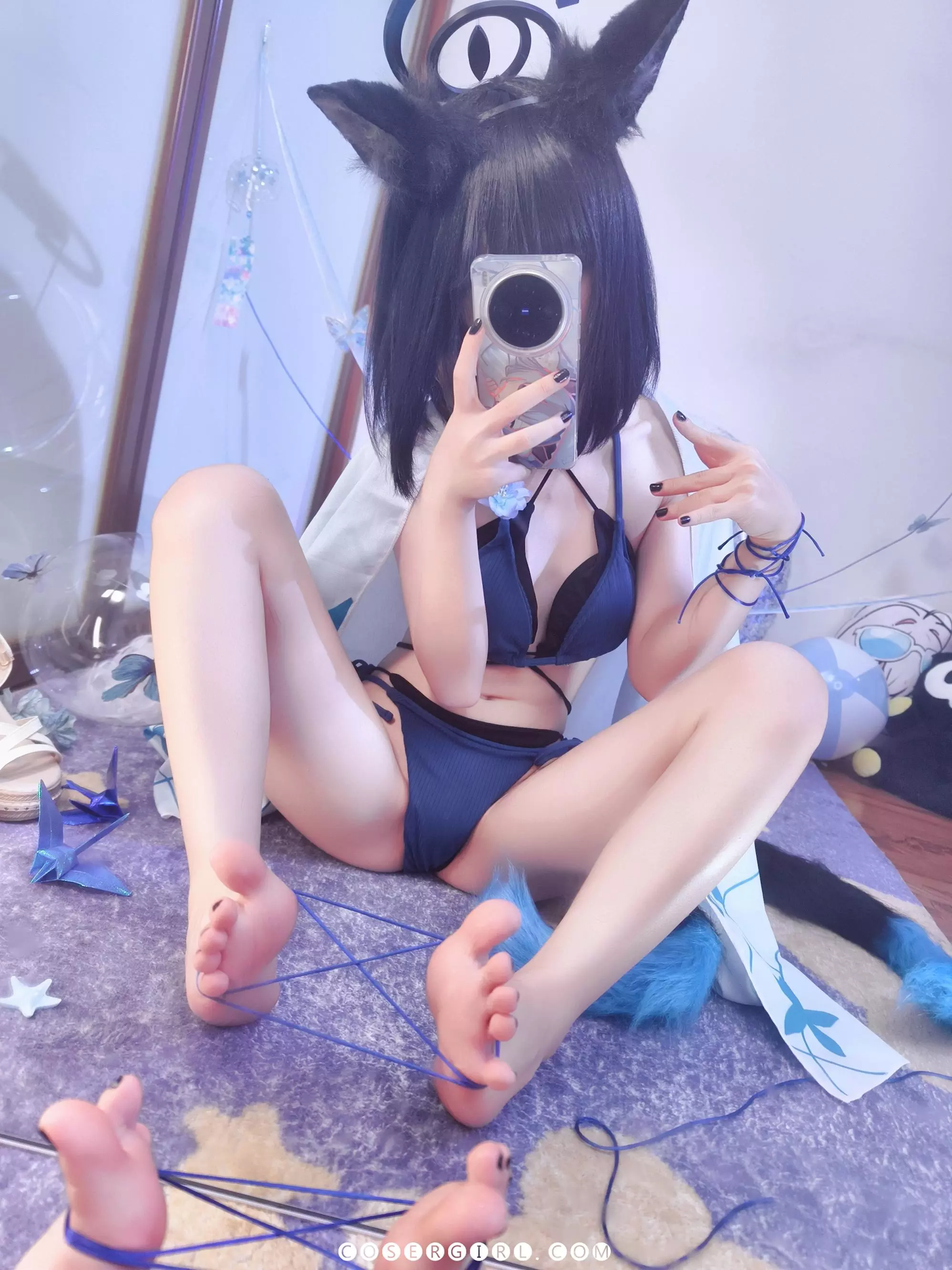 ran3扮演的水桔梗穿着泳装和白色坡跟凉鞋,坐在地毯上,一只脚的鞋子半脱,露出脚底