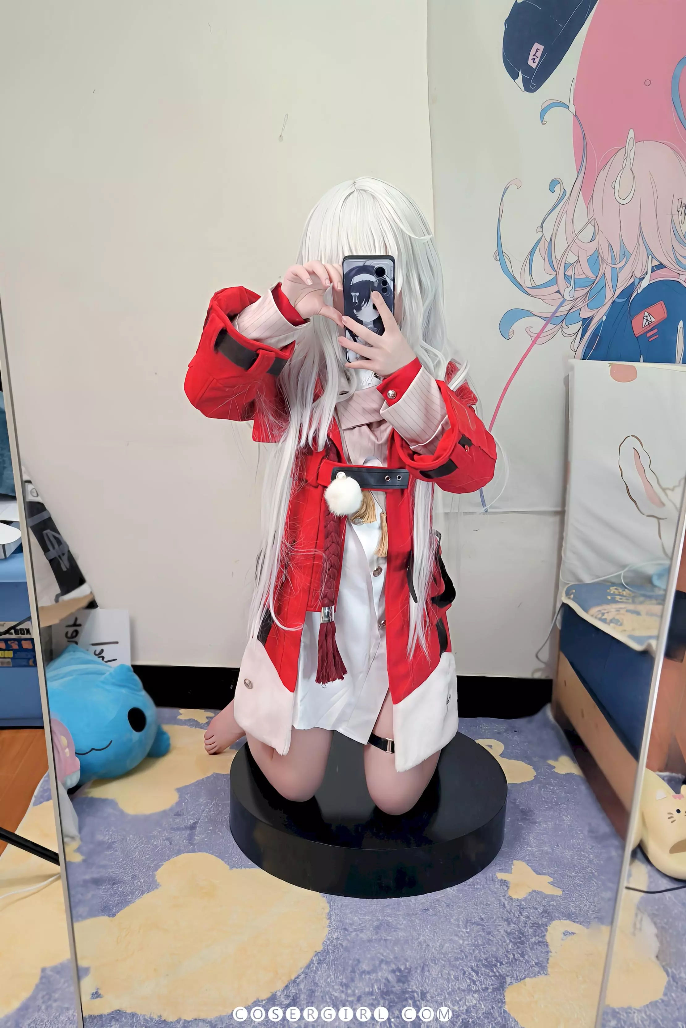 ran3扮演的克拉拉坐在地毯上,双腿并拢,光着脚丫,通过镜子自拍全身。