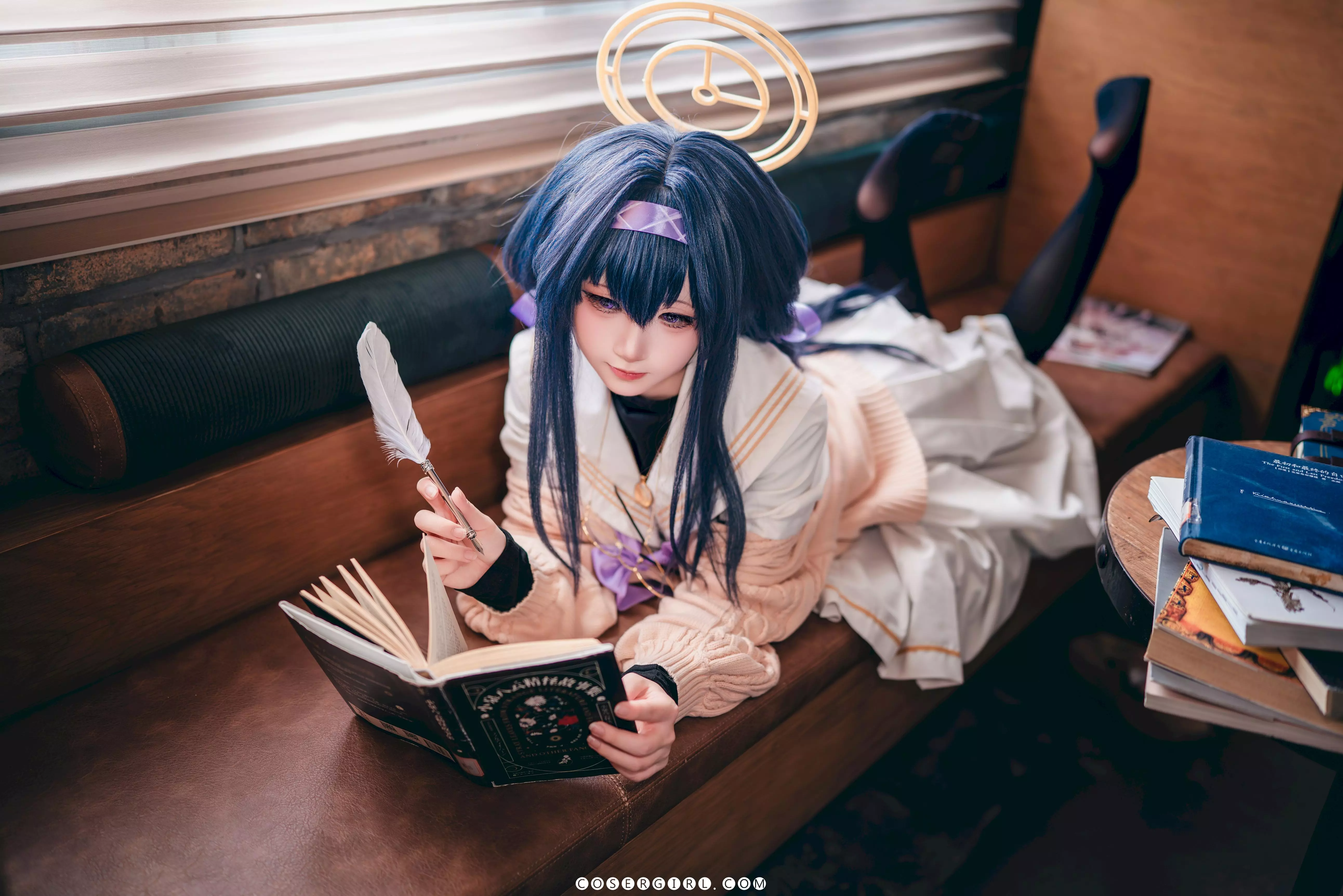 ran3扮演的古关忧坐在沙发上,怀里抱着一把巨大的银色霰弹枪,她戴着金丝边眼镜,眼神冷静地望向镜头。