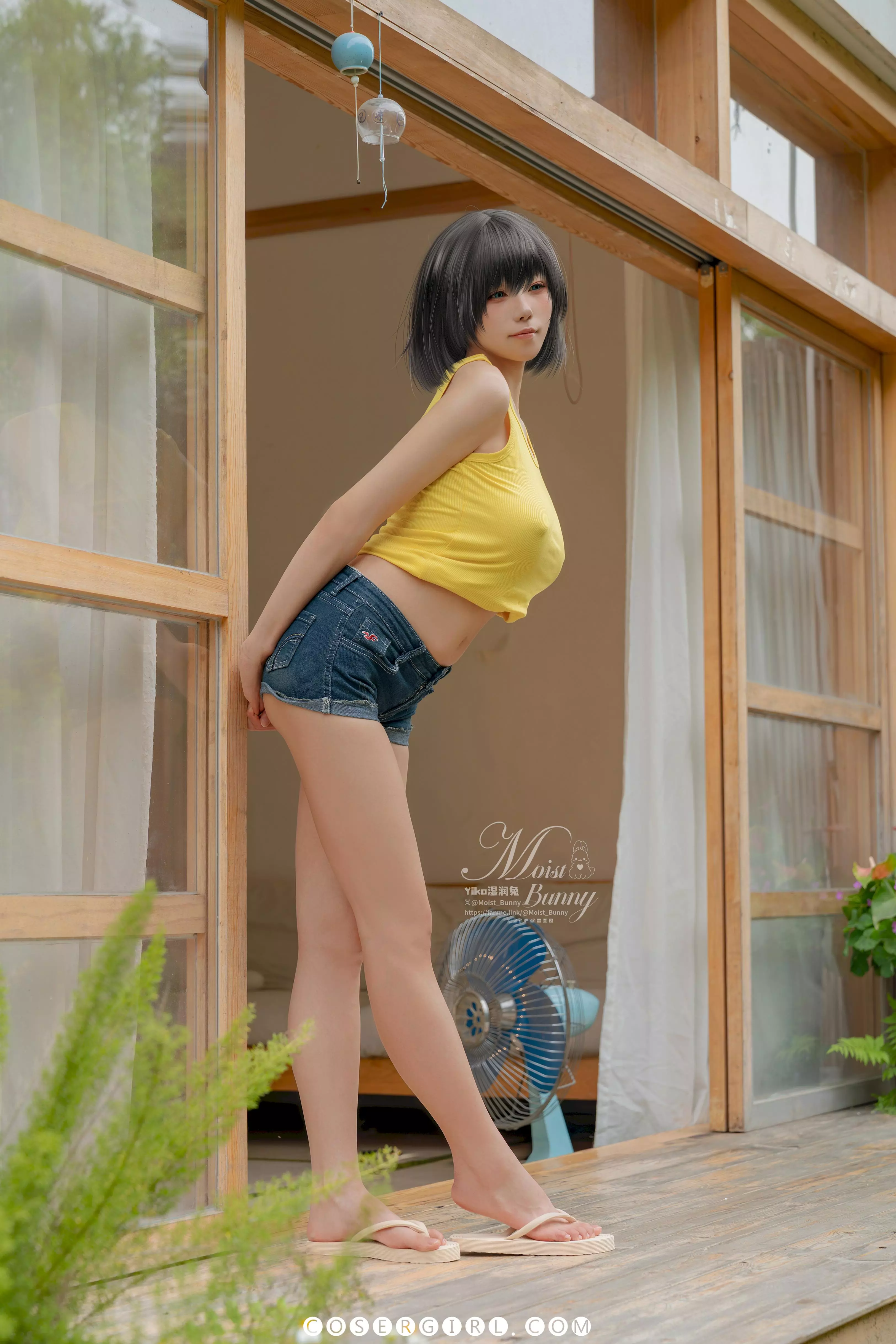 黏黏团子兔半身照，她留着黑色短发，身穿黄色紧身背心，倚靠在木窗边，眼神直视镜头，表情略带一丝俏皮。