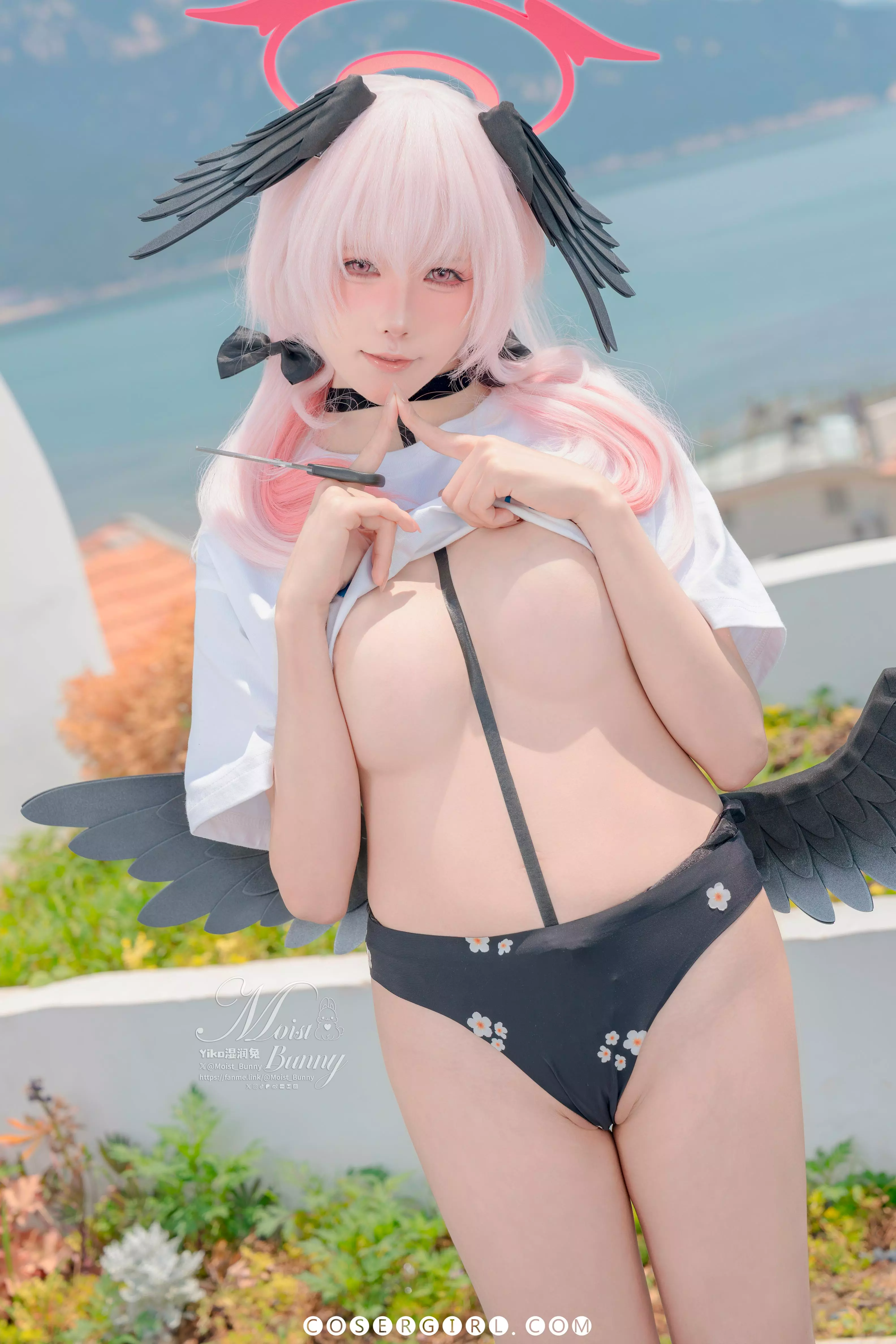 黏黏团子兔cos的下江小春近景特写，她一手拿着剪刀，一手撩起T恤，表情纯真中带着一丝诱惑。