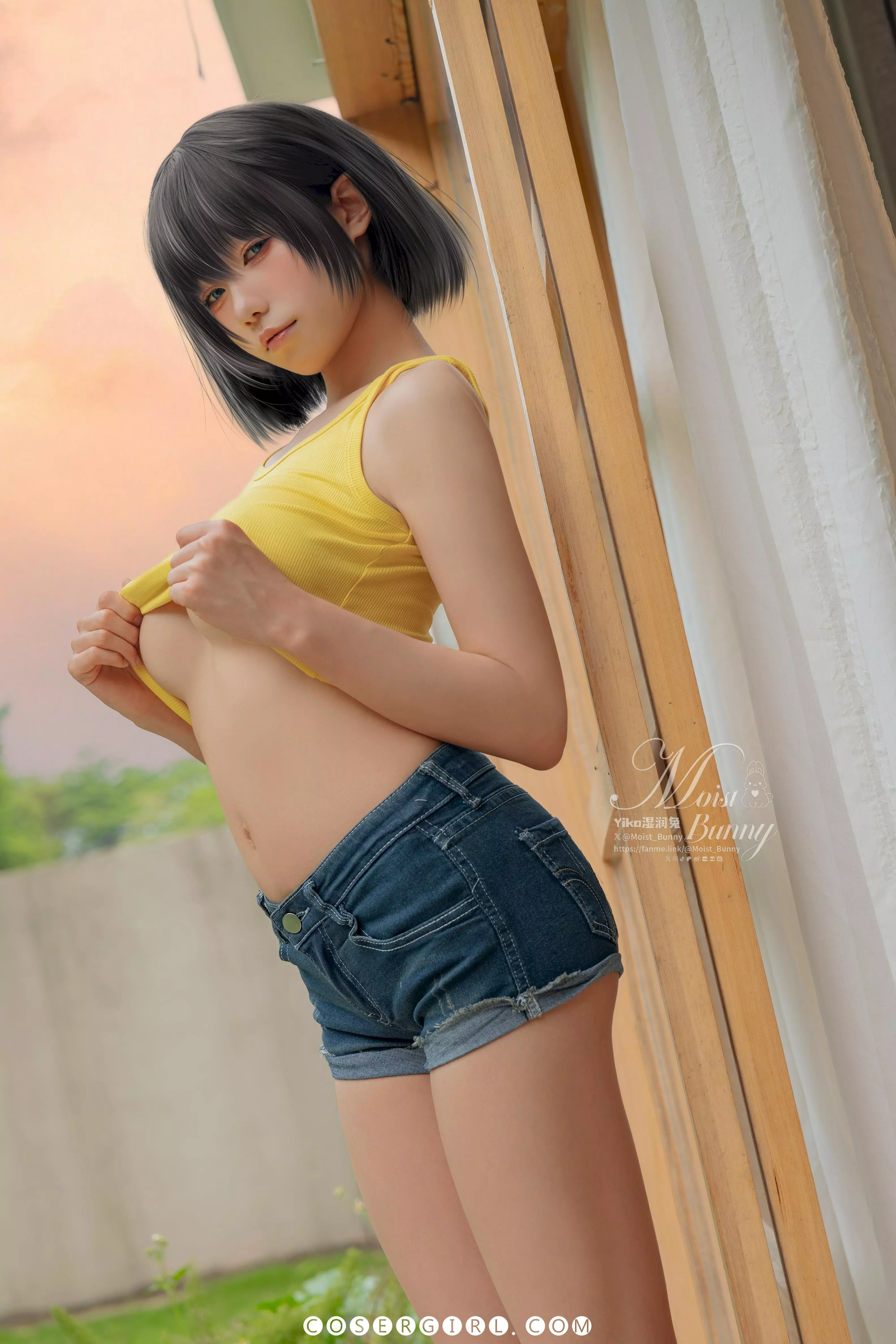 黏黏团子兔全身照，她穿着黄色背心和牛仔短裤，背靠着玻璃门，身体微微后仰，目光看向一旁，身后是一个蓝色的小电风扇。