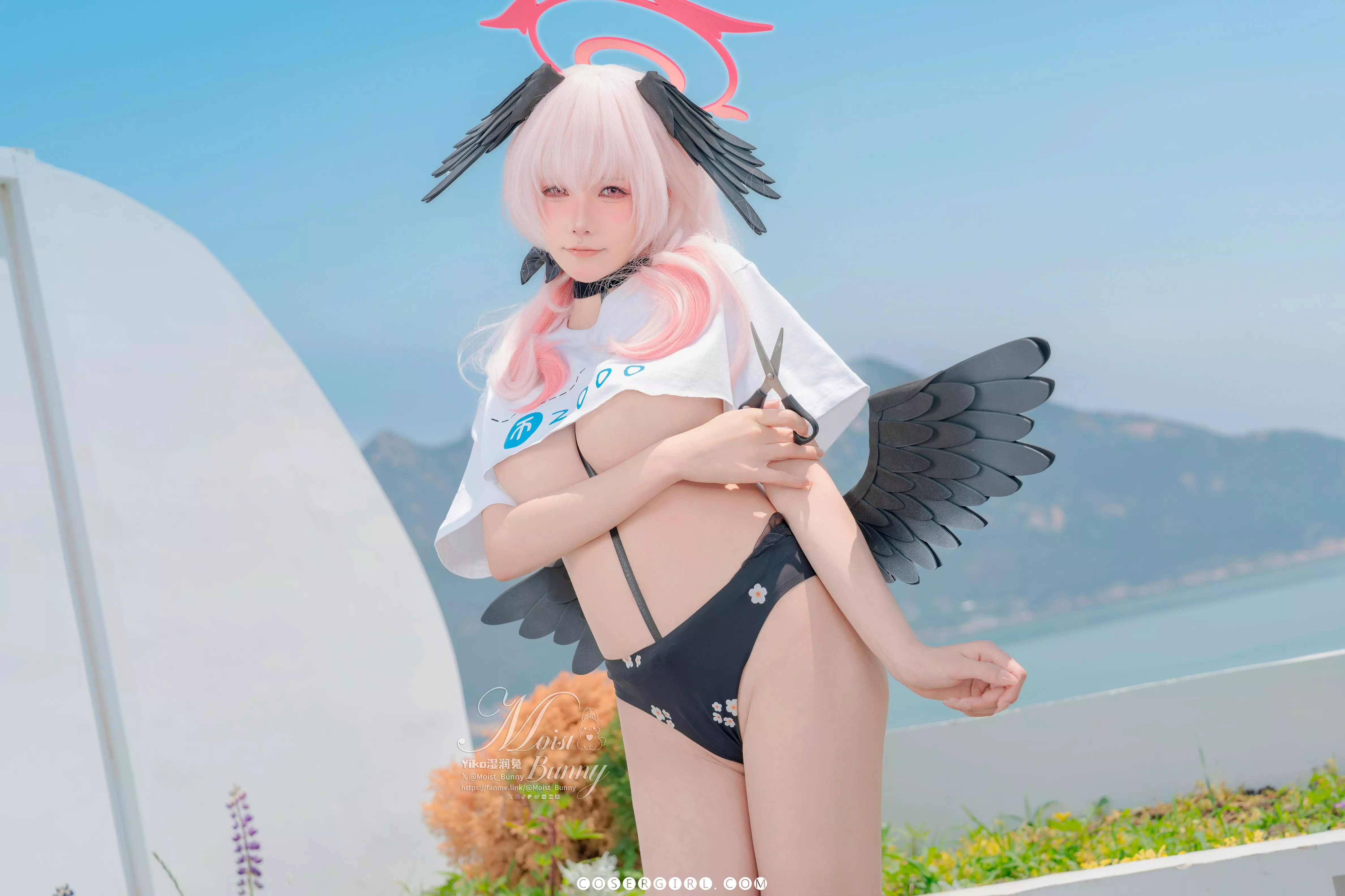 黏黏团子兔cos的下江小春身体微微前倾，双手抱着手臂，眼神魅惑地看着镜头，粉色的头发和红色的光环非常显眼。