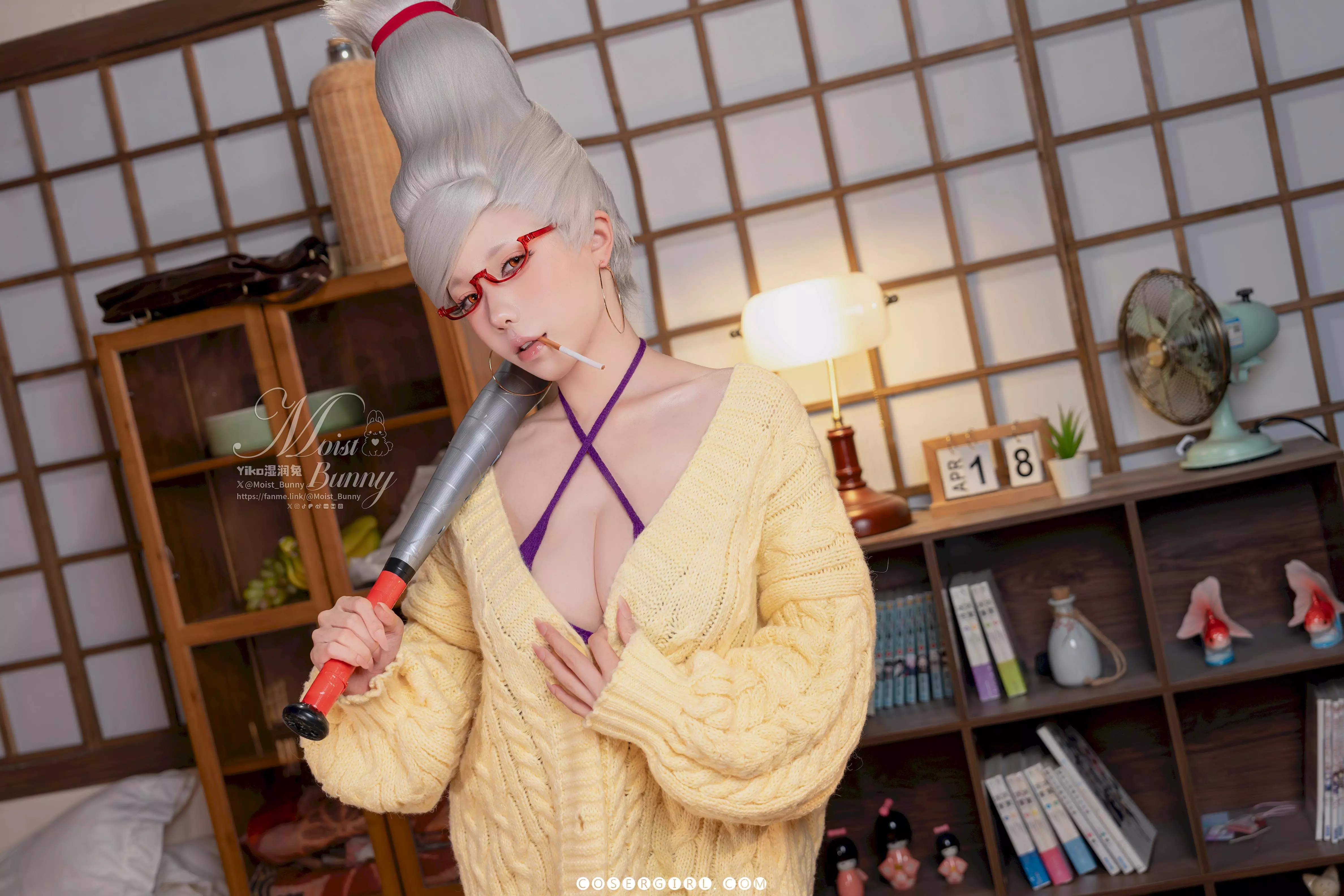黏黏团子兔cos的绫濑星子在日式房间内，高耸的银色发髻非常抢眼，她身穿黄色开衫和紫色内搭，手持棒球棍。