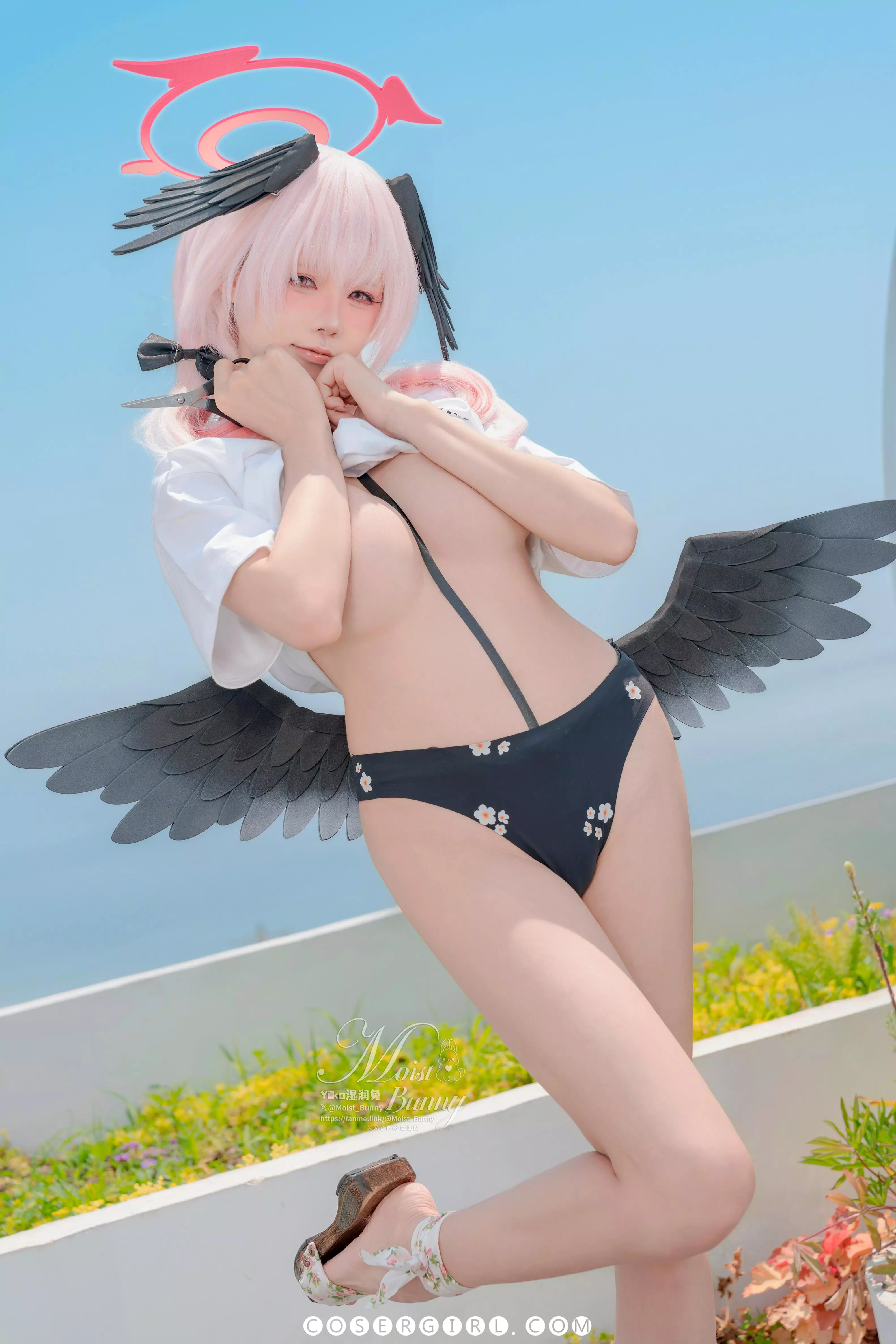 黏黏团子兔扮演的下江小春手持一把小剪刀放在胸前，她穿着一件特殊的白色T恤，表情带有一丝俏皮和挑衅。