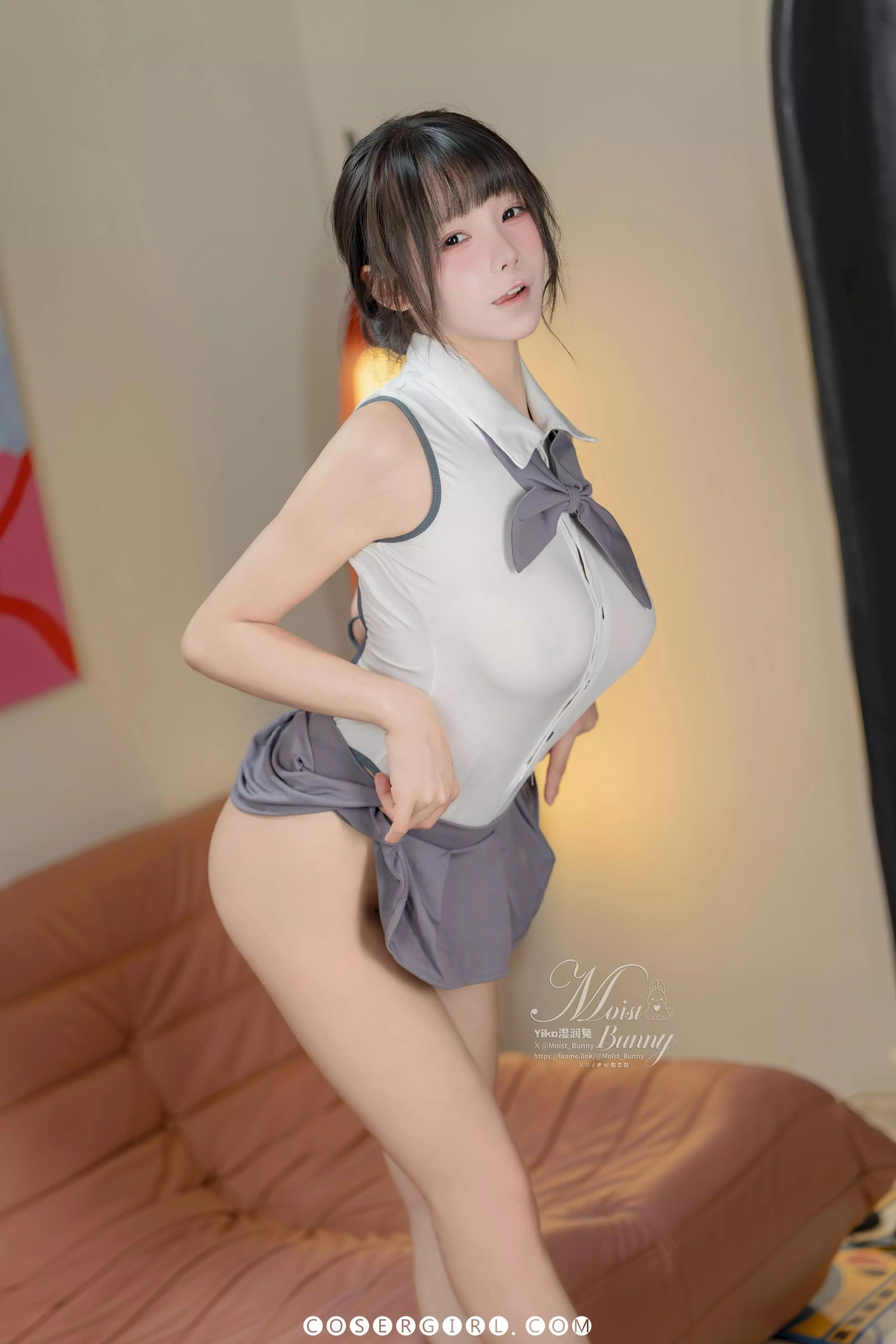 黏黏团子兔侧躺在棕色皮质沙发上，一条腿高高抬起搭在黑色茶几上，展示出她修长的腿部线条和足底。