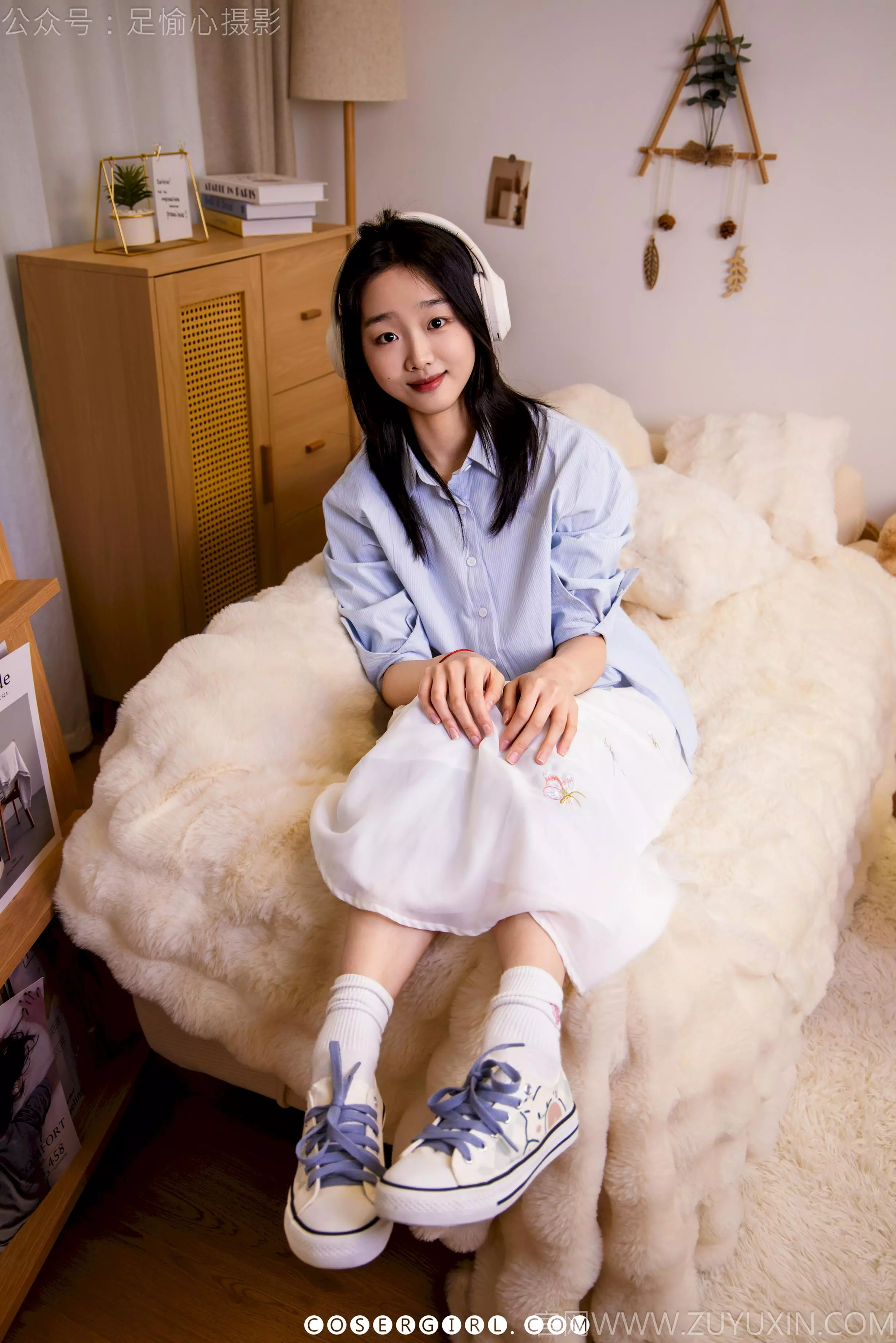 足愉心的双脚特写，她穿着干净的白色棉袜，一只脚的袜口处有粉色花朵刺绣，背景是榻榻米。