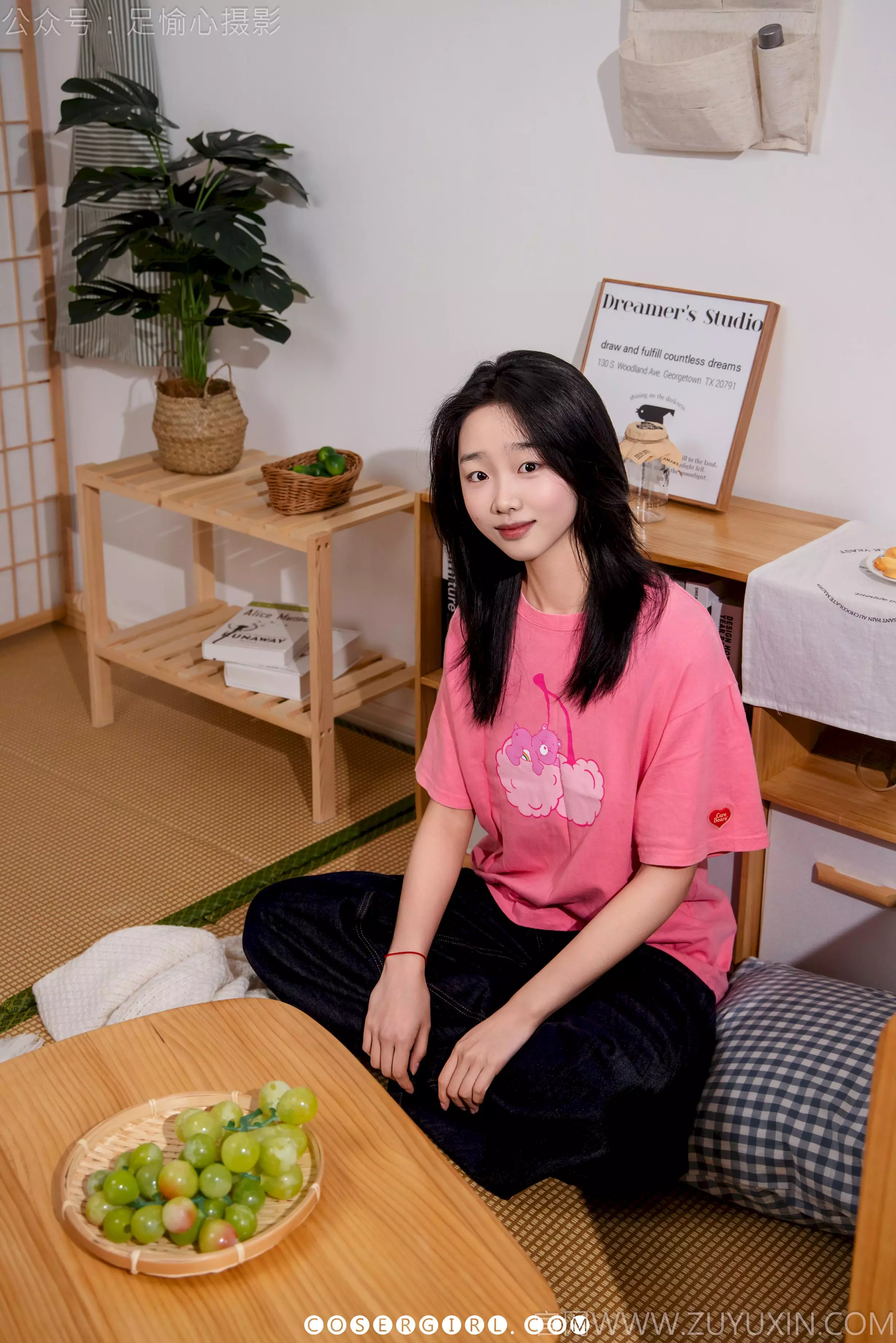 足愉心《奶芙》写真：这种110%还原度的周末女友视角，谁能扛得住？-coser福利社