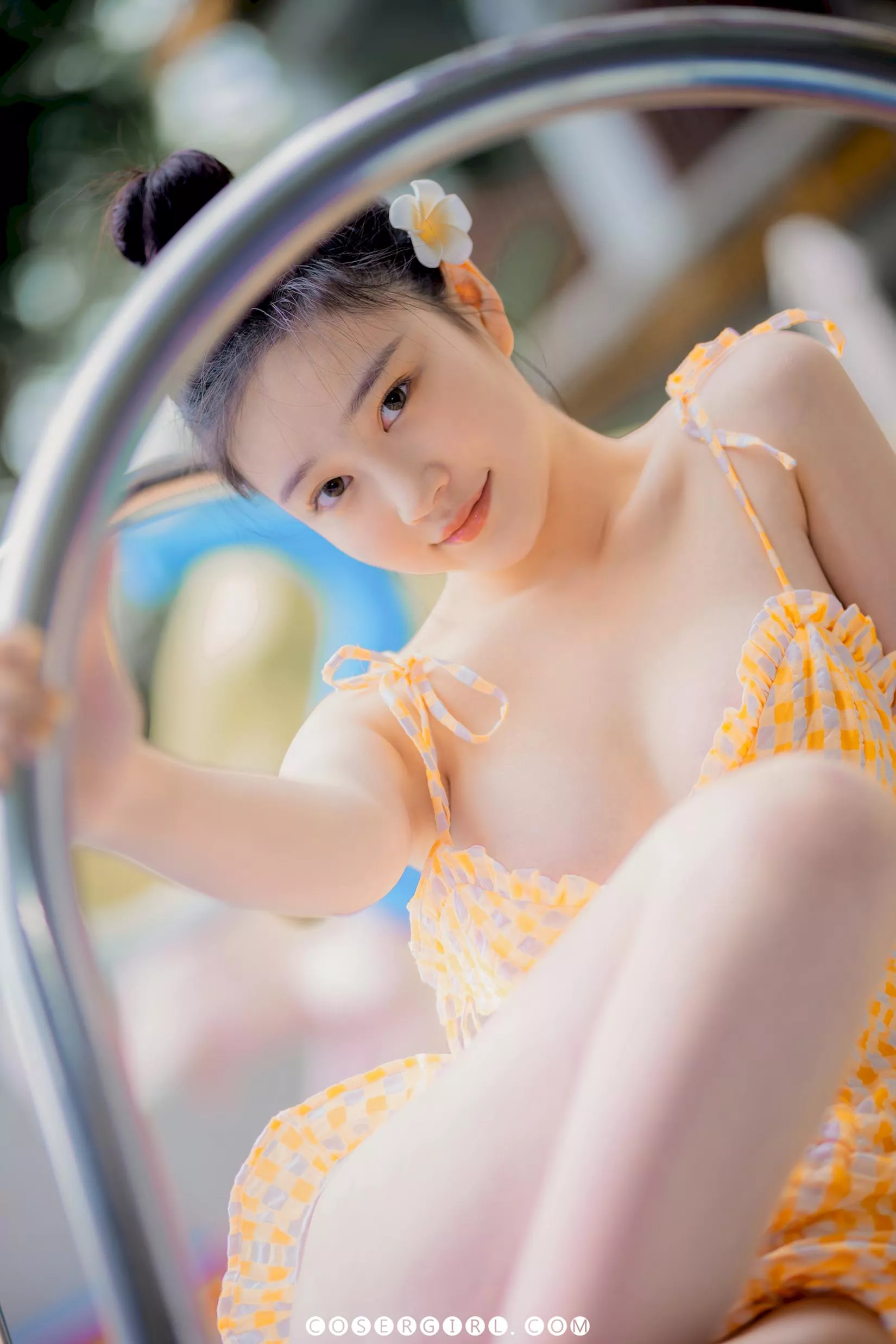 年年 透过栏杆特写 眼神对视 甜美微笑