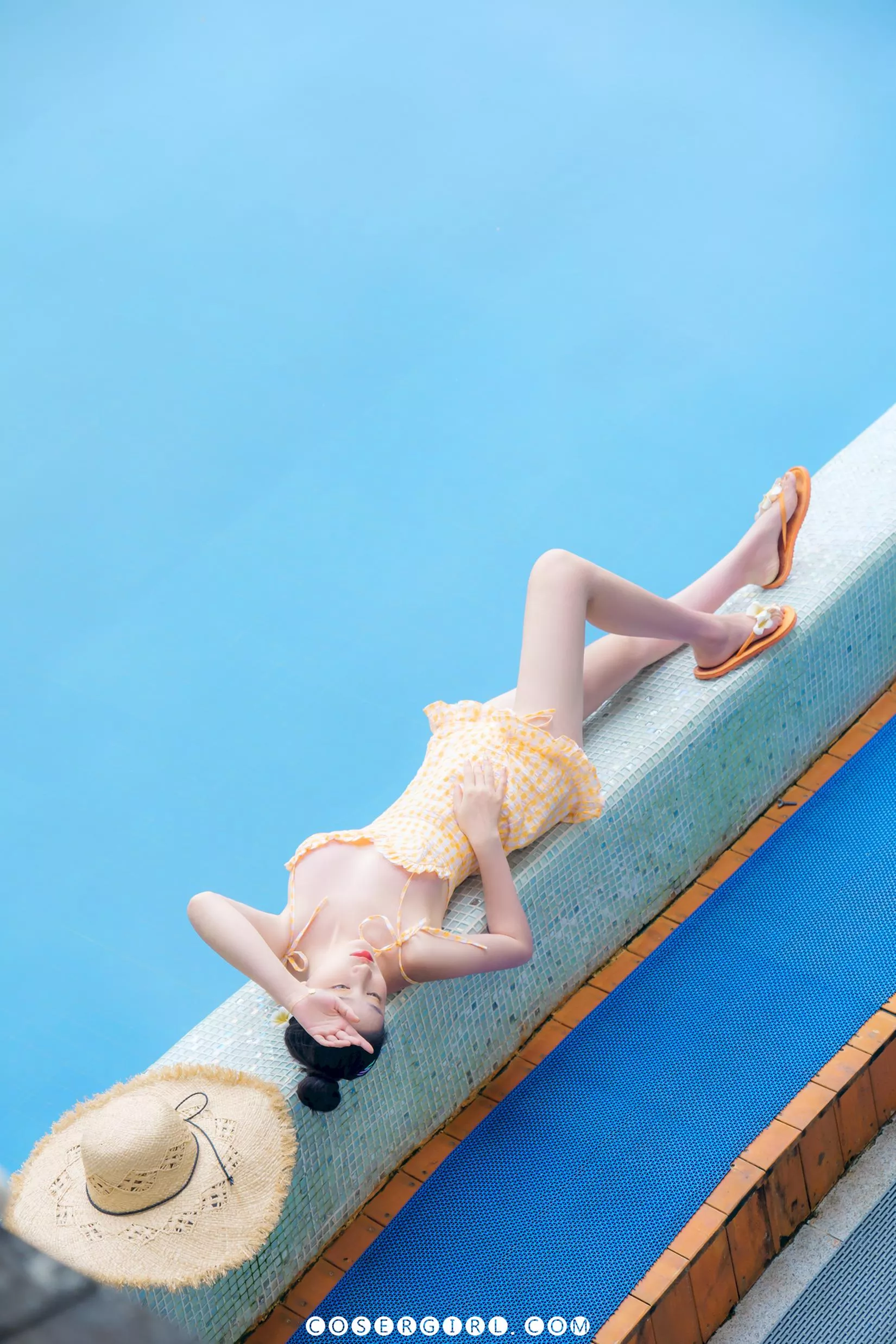 年年 躺姿 泳池边 长腿展示 草帽