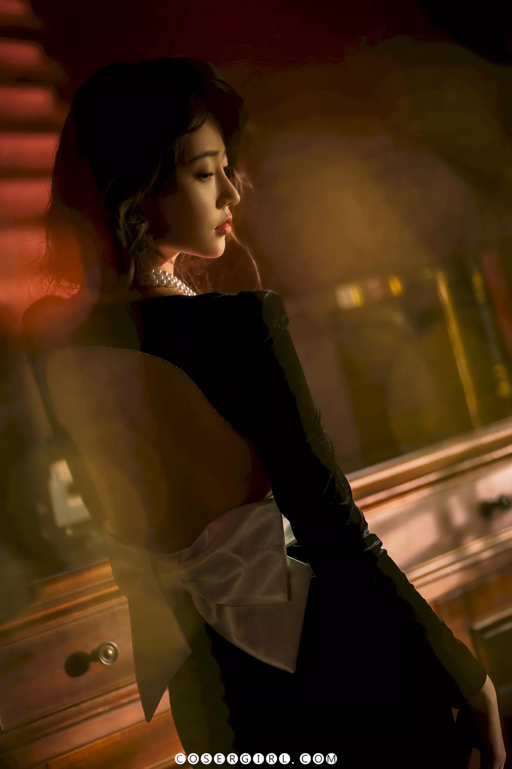 年年 背影特写 白色大蝴蝶结 脊柱线条