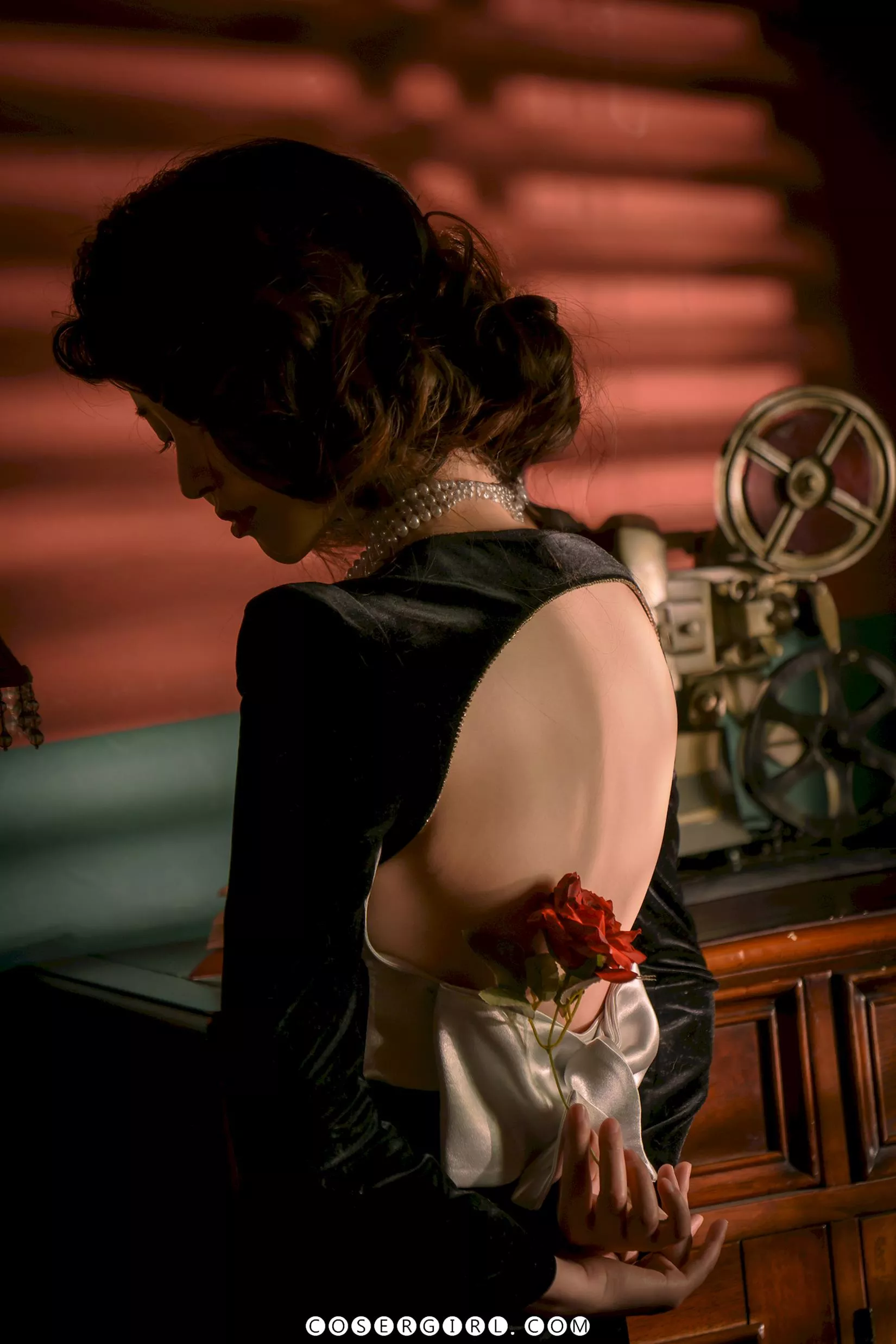 年年 黑色礼服 室内光影 氛围感