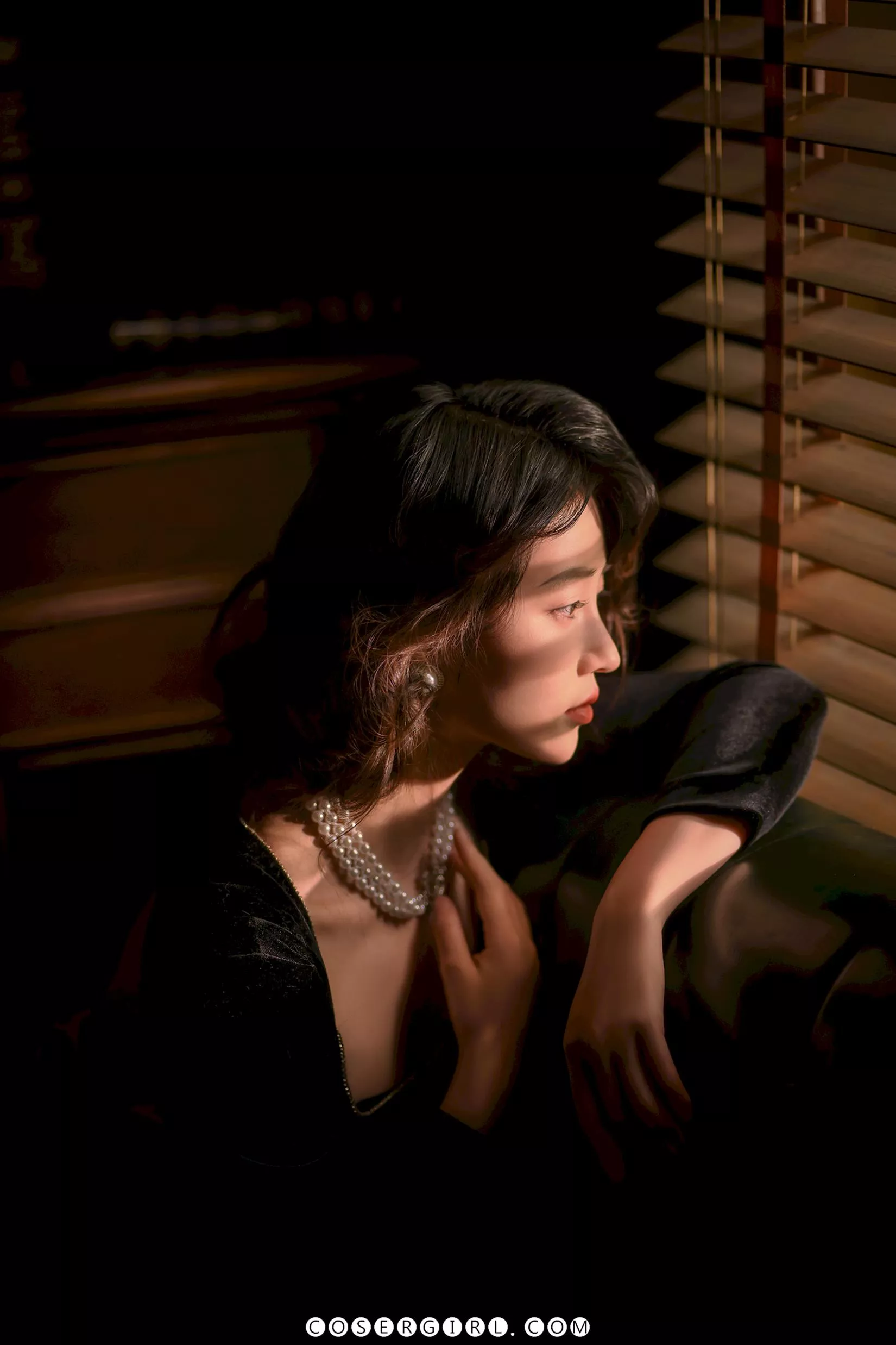 年年 近景侧颜 百叶窗光影 珍珠项链细节